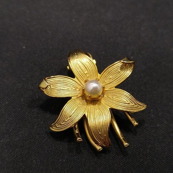Vintage Pearl Center Gold Plated Flower Clip Earrings Signed STAR, 1 1/8 Inches - Picture 2 of 6